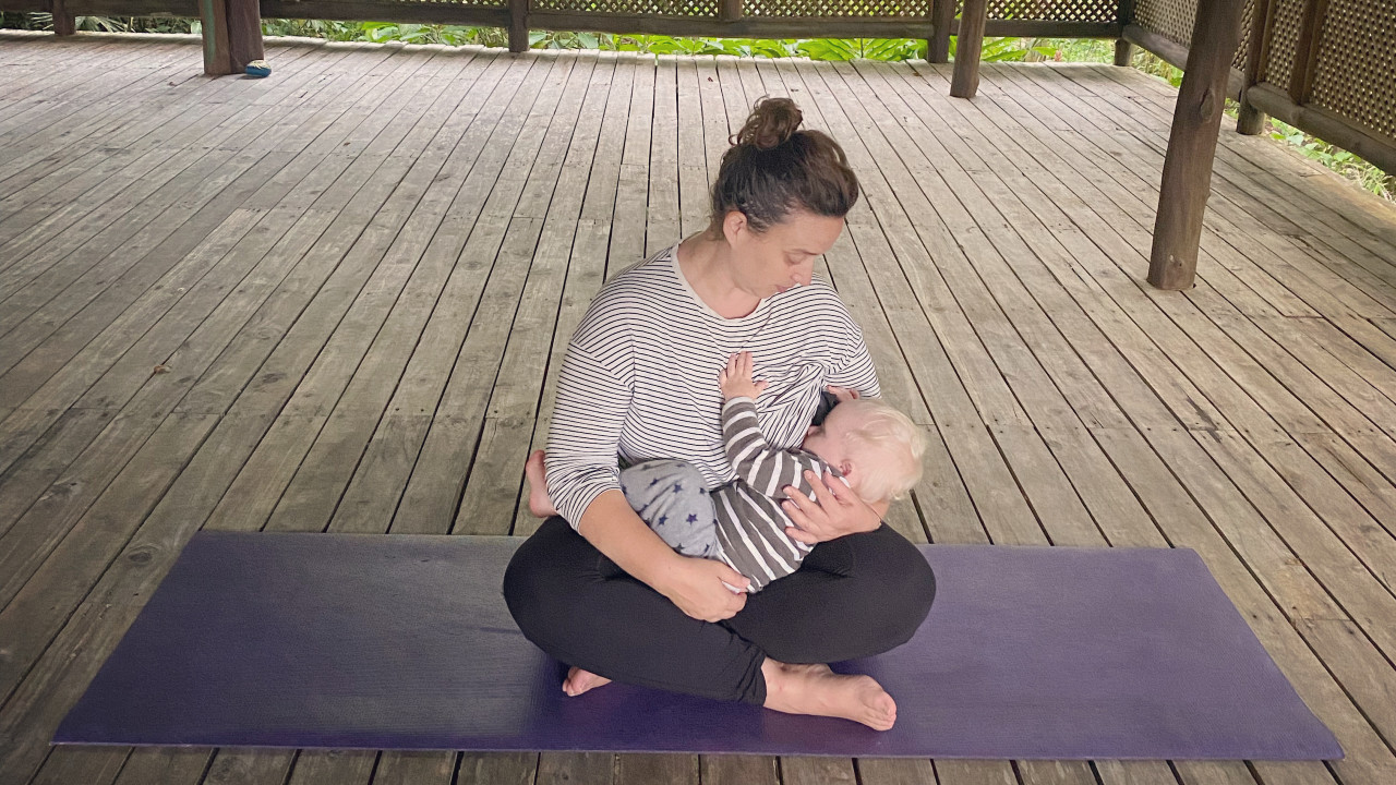 yoga postnatal allaitement une femme et son bébé siuivant un cours de yoga postnatal