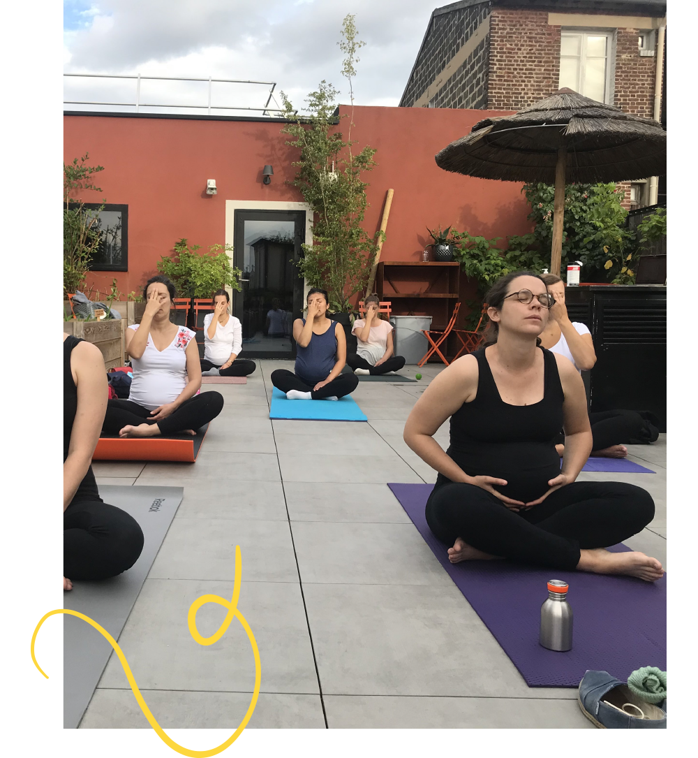 yoga prénatal Plusieurs femmes enceinte suivant un cours de yoga prénatal dans un studio à Saint-Ouen (93)