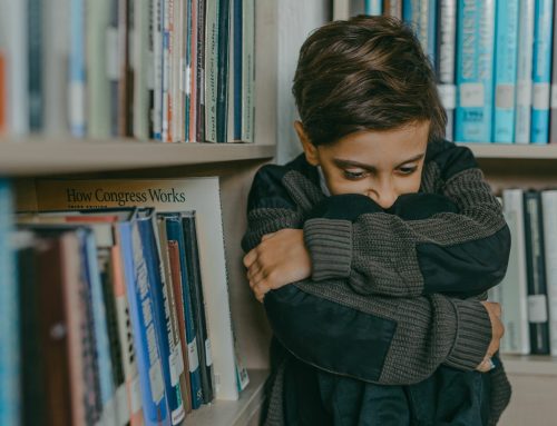 Yoga enfant et anxiété : calmer les peurs en douceur